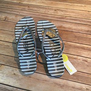 Capelli New York Fashion Flip Flops
